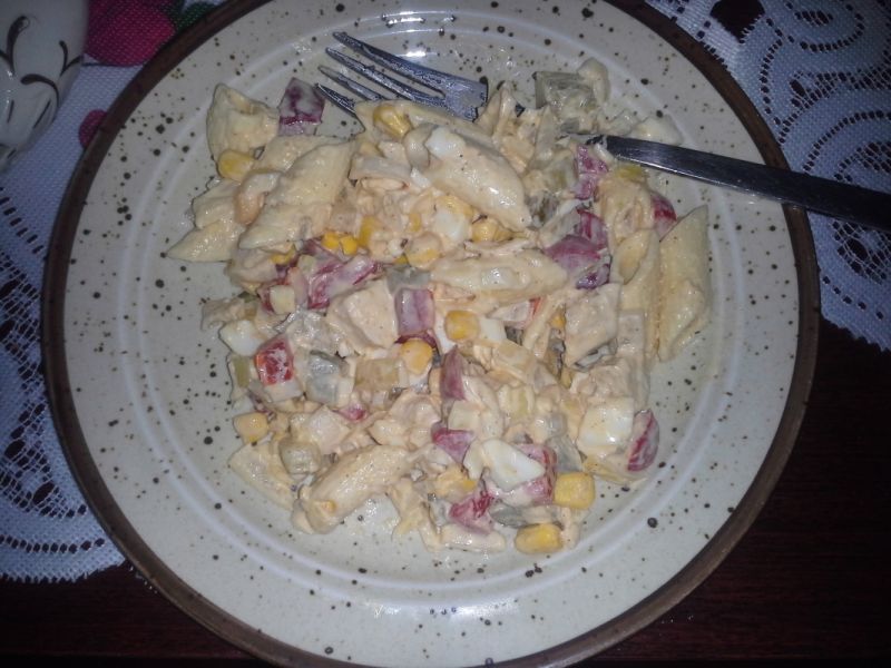 Sałatka z makaronem penne Sałatka z makaronem penne