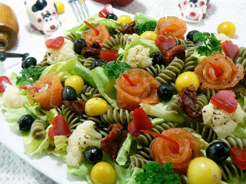 Sałatka z makaronem pokrzywowym i łososiem 