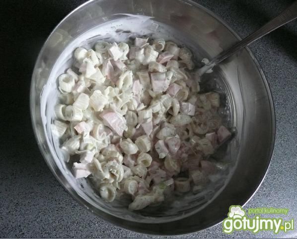 Sałatka z makaronem,porem i parówką