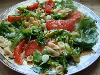 Sałatka z makaronem razowym i rukolą