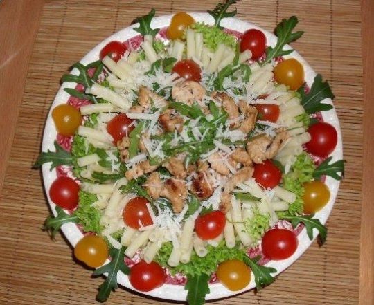 Salatka z makaronem ,rukola i kurczakiem Salatka z makaronem ,rukola i kurczakiem