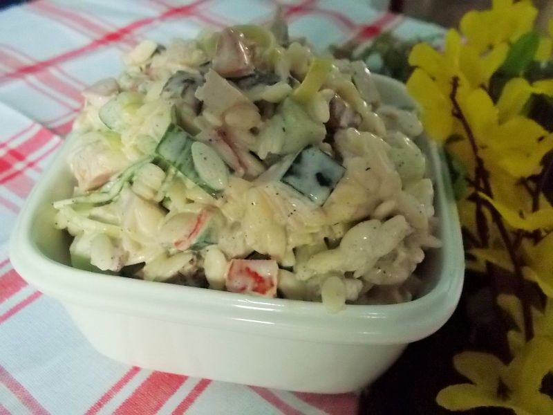 Sałatka z makaronem ryż, szynką i porą Sałatka z makaronem ryż, szynką i porą