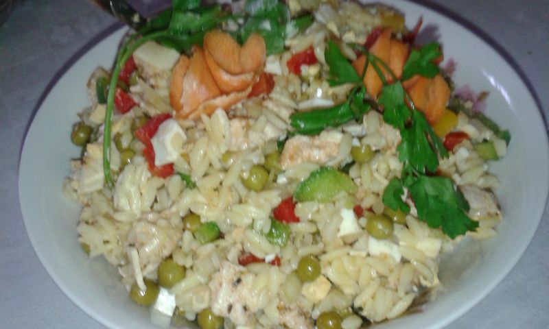 Sałatka z makaronem ryżowym 