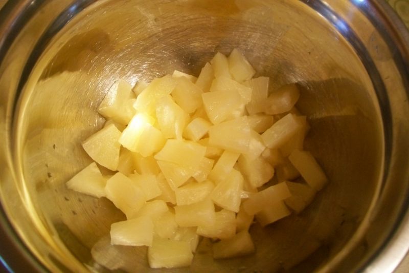 Sałatka z makaronem ryżowym i ananasem
