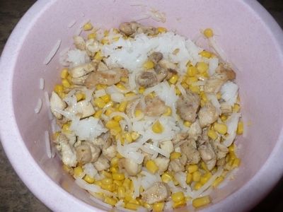 Sałatka z makaronem ryżowym i kurczakiem