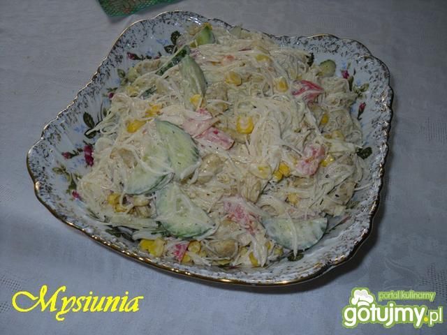 Sałatka z makaronem ryżowym i kurczakiem Sałatka z makaronem ryżowym i kurczakiem