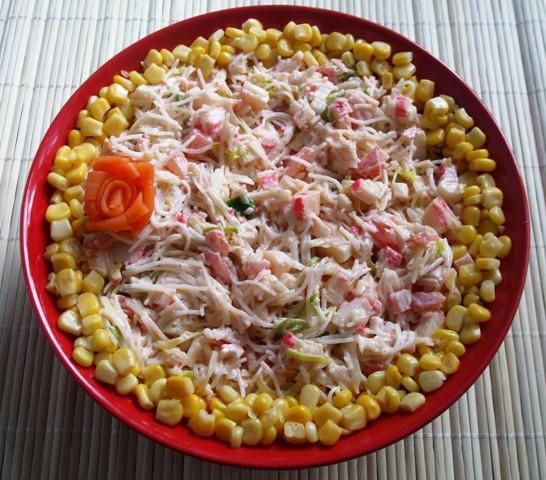 Salatka z makaronem ryzowym i surimi Salatka z makaronem ryzowym i surimi