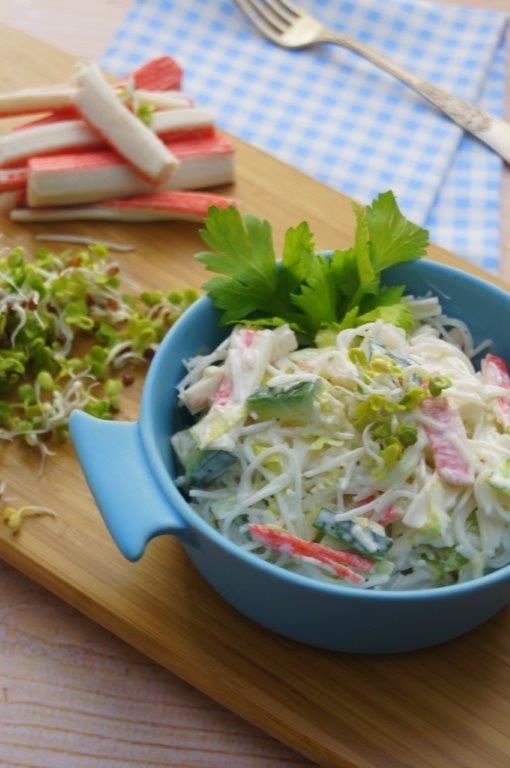 Sałatka  z makaronem ryżowym i surimi Sałatka  z makaronem ryżowym i surimi