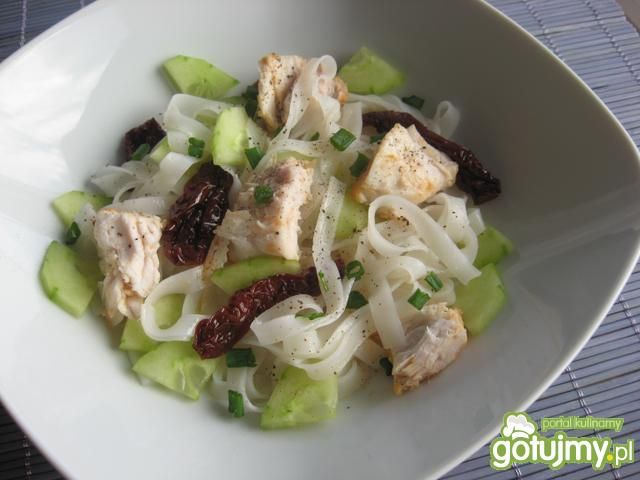 Sałatka z makaronem ryżowym i tołpygą 