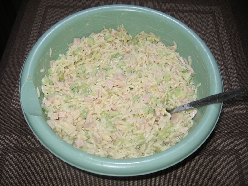 Sałatka z makaronem ryżowym, szynką i ogórkiem