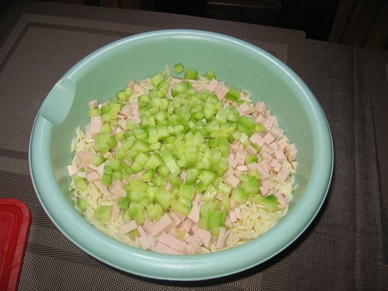 Sałatka z makaronem ryżowym, szynką i ogórkiem