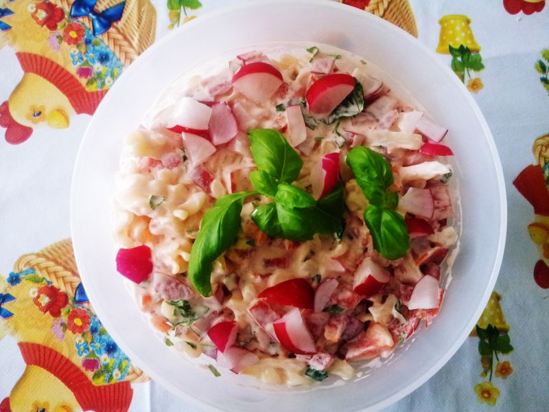 Sałatka z makaronem rzodkiewką pomidorem i bazylią