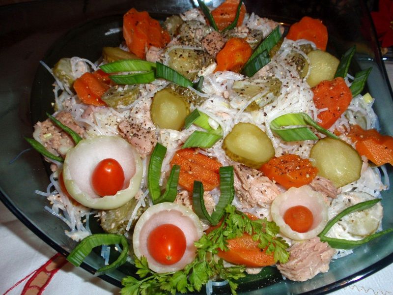 Sałatka  z makaronem sojowym i tuńczykiem