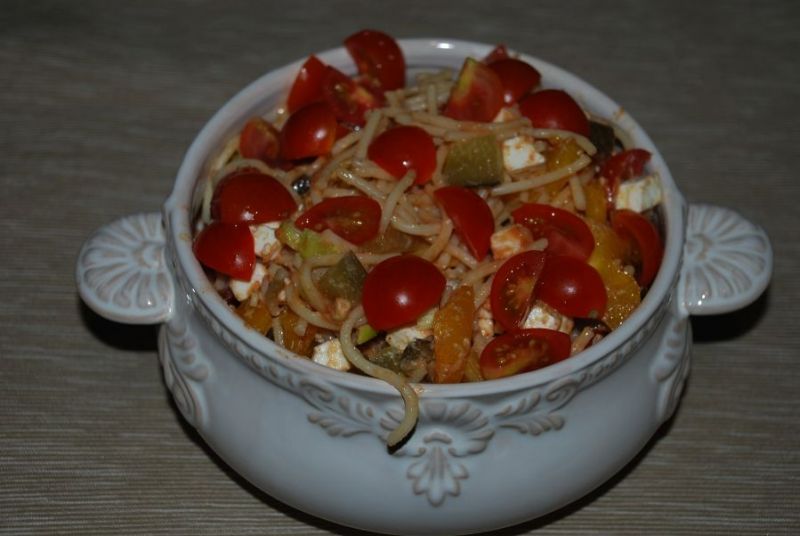 Sałatka z makaronem spaghetti Sałatka z makaronem spaghetti
