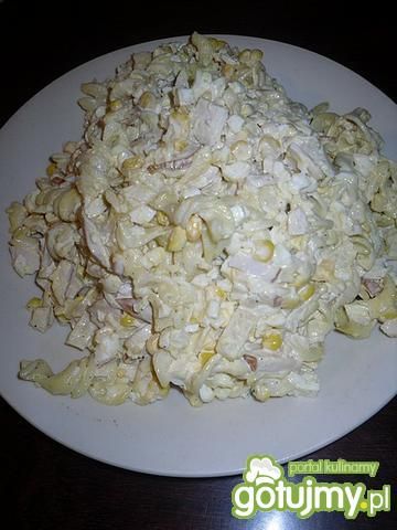 Sałatka z makaronem, szynką i ananasem