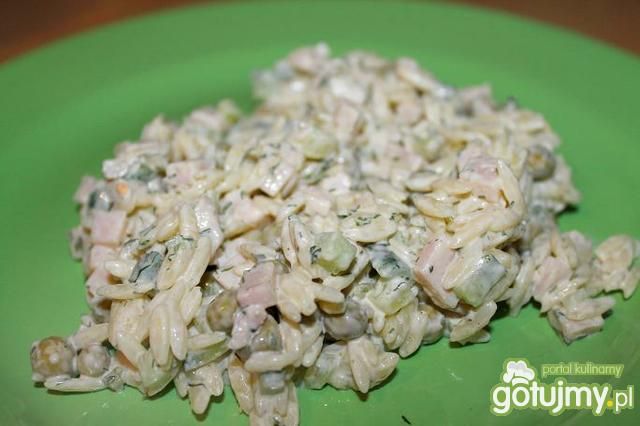 Sałatka z makaronem, szynką i ogórkiem Sałatka z makaronem, szynką i ogórkiem