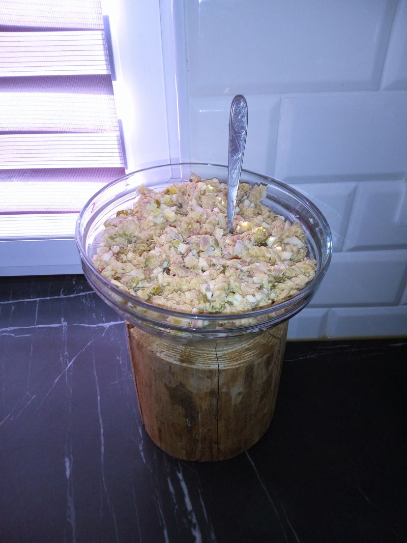 Sałatka z makaronem, tuńczykiem i jajkiem Sałatka z makaronem, tuńczykiem i jajkiem