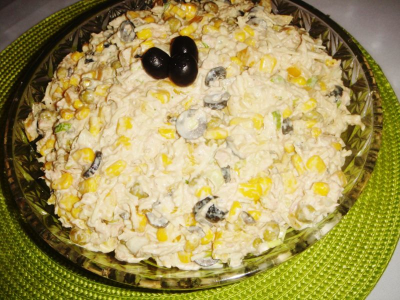 Sałatka z makaronem, tuńczykiem i musztardą