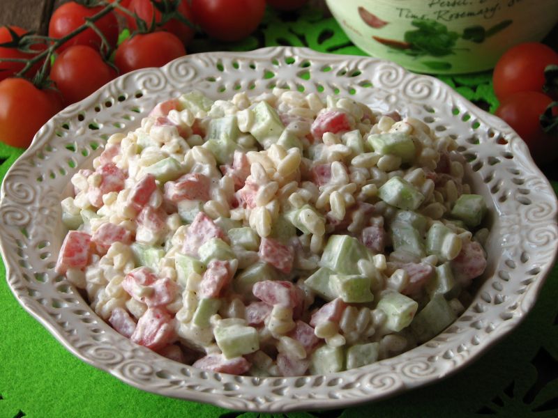 Sałatka z makaronem w formie ryżu