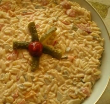 Sałatka z makaronem w kształcie ryżu Sałatka z makaronem w kształcie ryżu