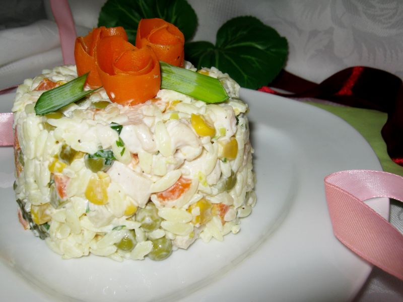 Sałatka z makaronem, warzywami i kurczakiem