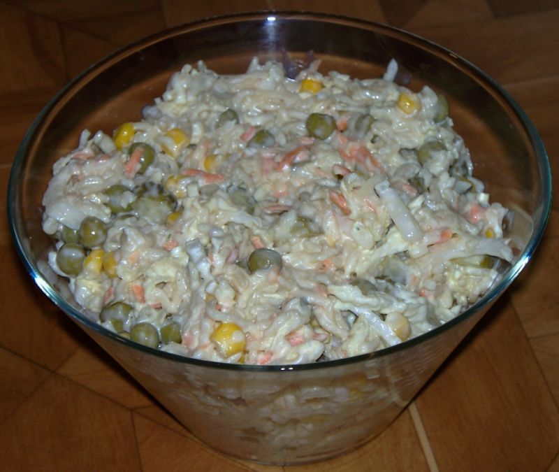 Sałatka z makaronem z zupek chińskich 