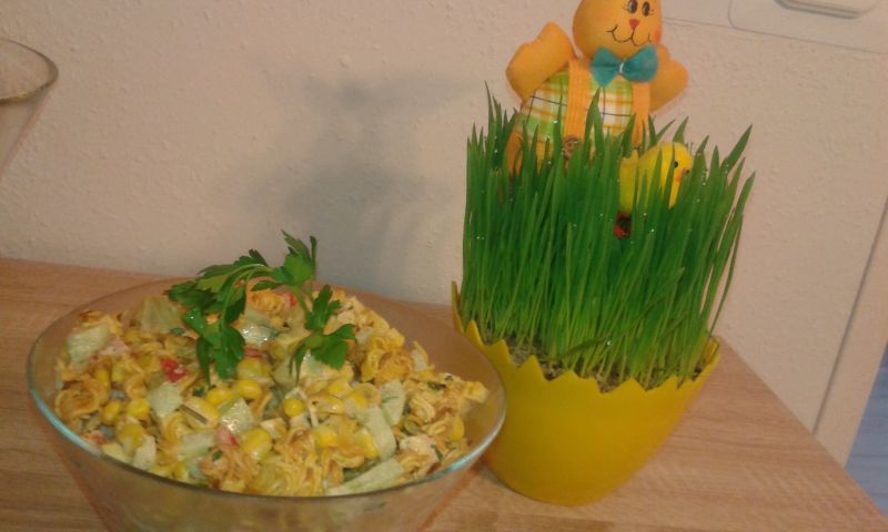 Sałatka z makaronem z zupek chińskich Sałatka z makaronem z zupek chińskich