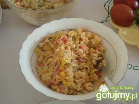 sałatka z makaronem z zupek chińskich