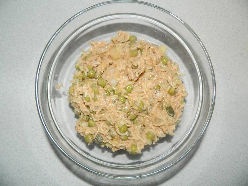 Sałatka z makaronem z zupek chińskich z tuńczykiem