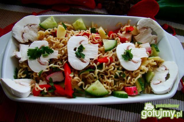 Sałatka z makaronu chińskiego z surimi  Sałatka z makaronu chińskiego z surimi