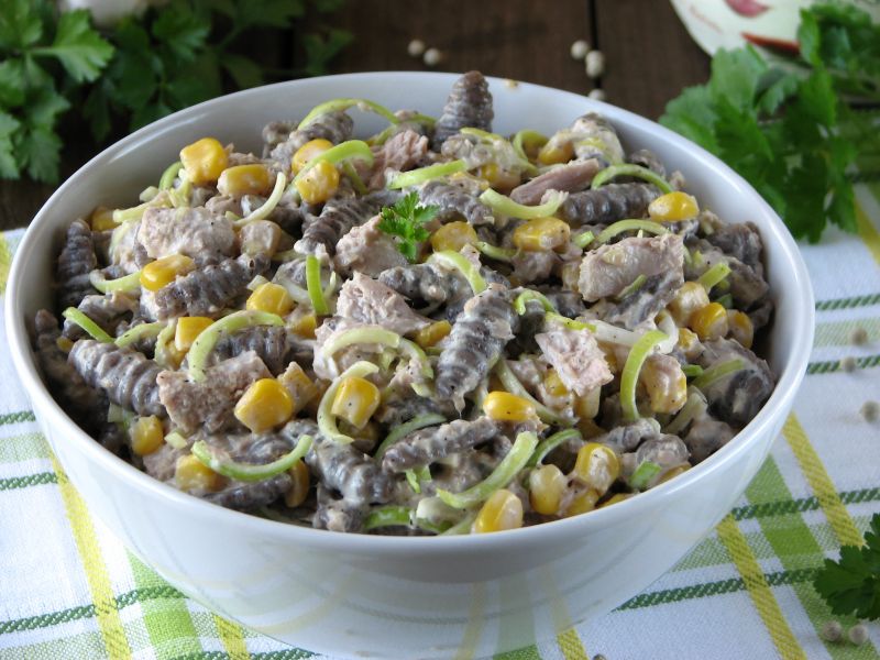 Sałatka z makaronu gryczanego z tuńczykiem Sałatka z makaronu gryczanego z tuńczykiem