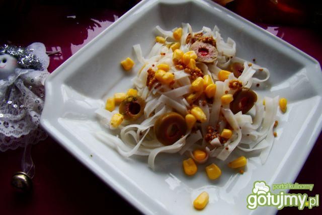 Sałatka z makaronu i kiszonych oliwek 