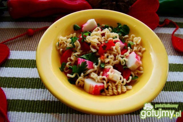 Sałatka z makaronu i paluszków krabowych
