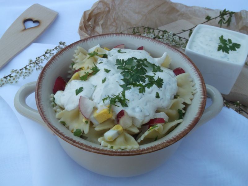 Sałatka z makaronu i rzodkiewek z dresingiem