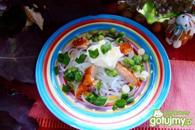 Sałatka z makaronu ,łososia i dymki Sałatka z makaronu ,łososia i dymki