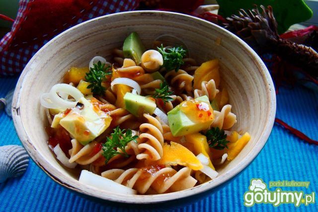 Sałatka z makaronu razowego i awokado