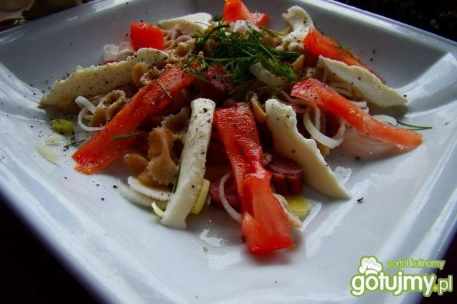 Sałatka z makaronu razowego i mozzarellą