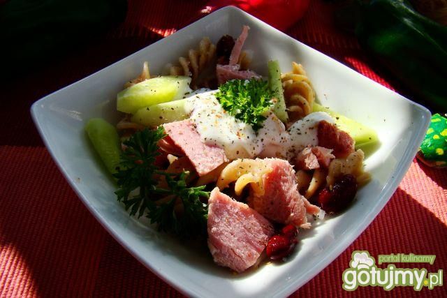 Sałatka z makaronu razowego i szynki 