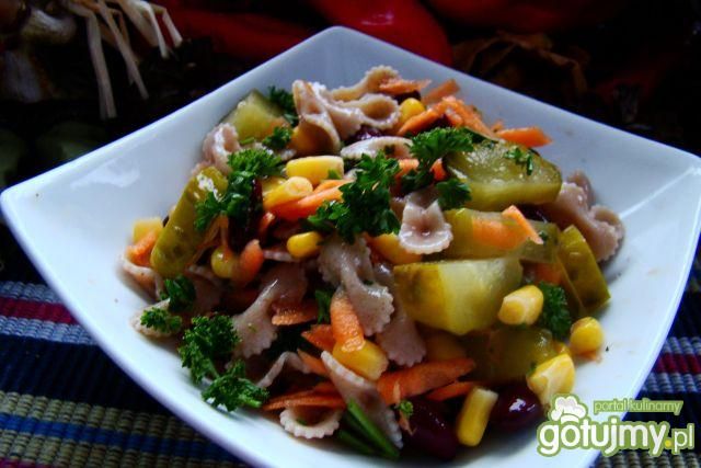 Sałatka z makaronu razowego i warzyw Sałatka z makaronu razowego i warzyw