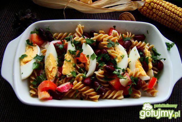 Sałatka z makaronu razowego z fasolą  Sałatka z makaronu razowego z fasolą