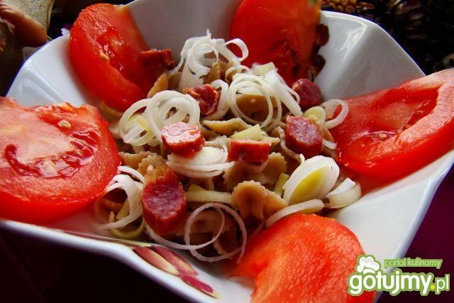 Sałatka z makaronu razowego z kabanosem  Sałatka z makaronu razowego z kabanosem