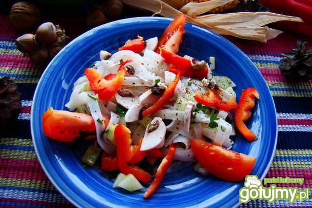 Sałatka z makaronu ryżowego i pieczarek 