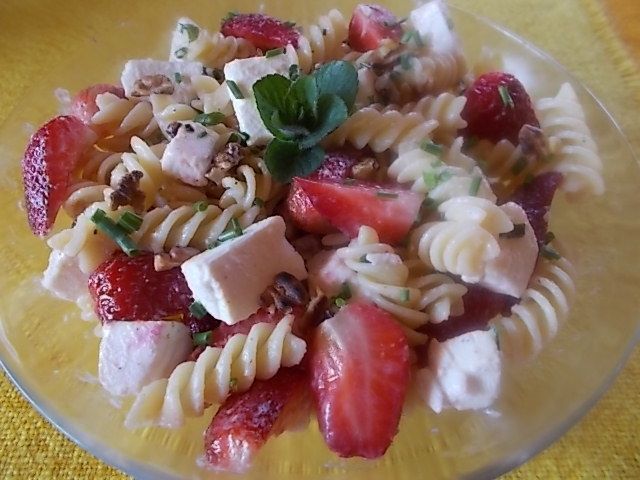 Sałatka z makaronu, truskawek o miętowej nucie