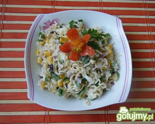 Sałatka z makaronu z chińskiej zupy