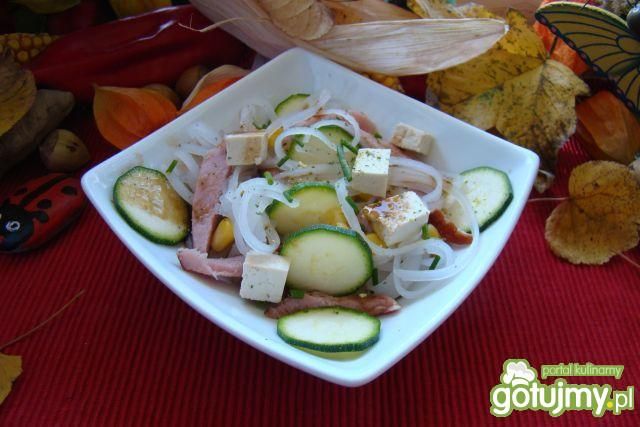 Sałatka z makaronu  z cukinią i tofu Sałatka z makaronu  z cukinią i tofu