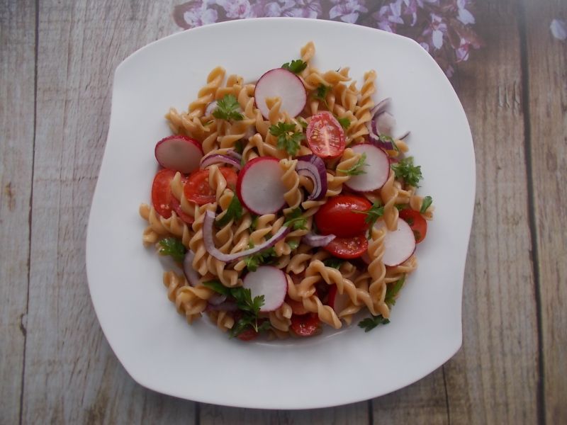 Sałatka z makaronu z czerwonej soczewicy