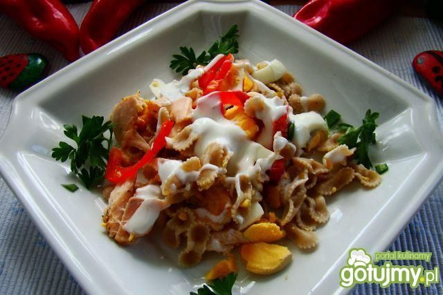 Sałatka z makaronu z jajkiem i sosem 