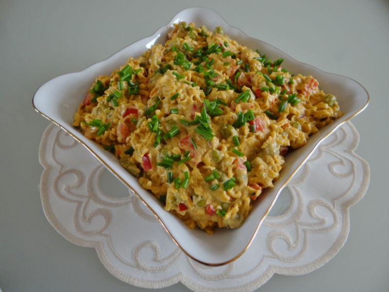 Sałatka z makaronu z sardynkami