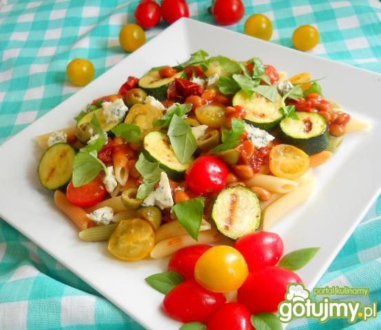  Sałatka z makaronu z soją w pomidorach 