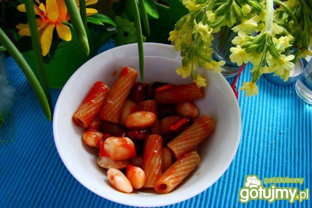 Sałatka z makaronu z sosem z ketchupem 